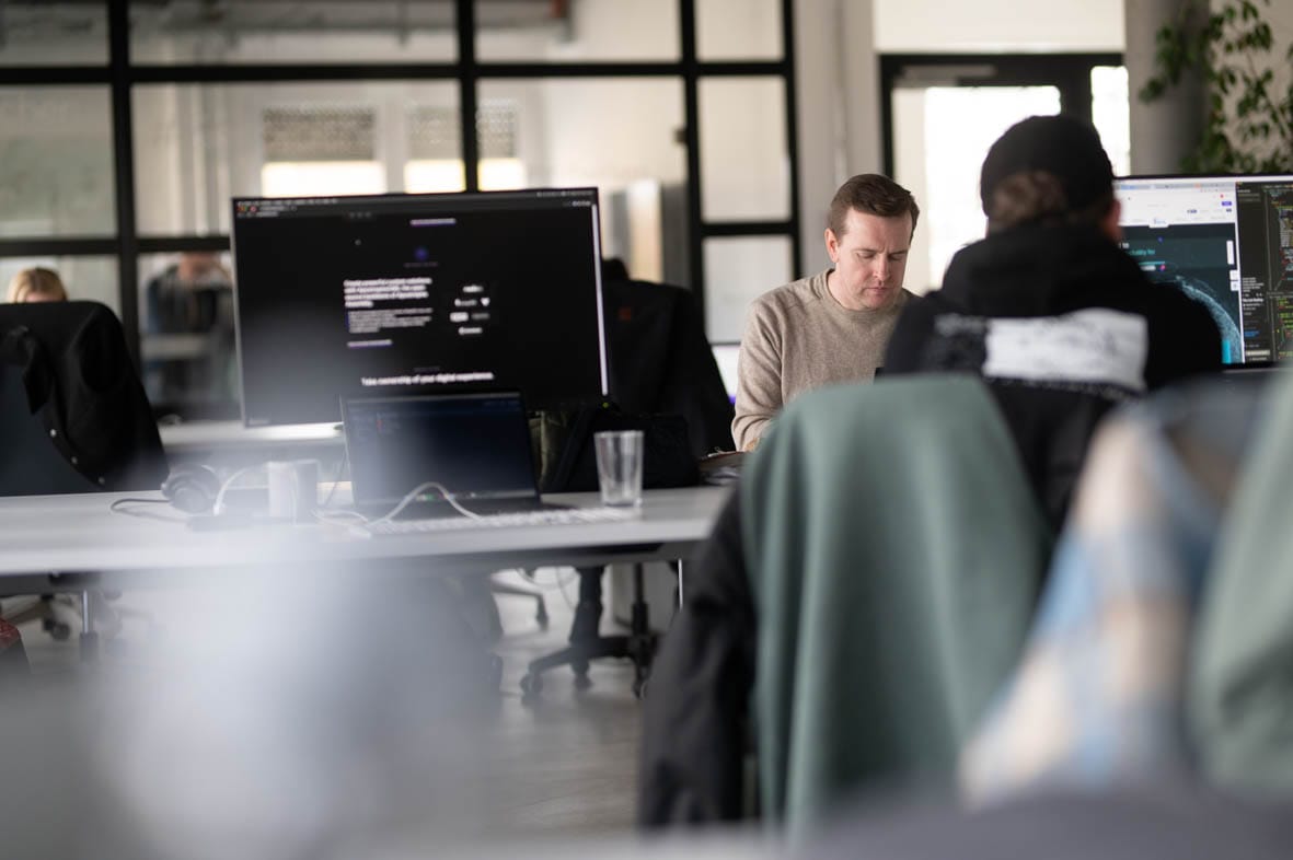 Zwei disphere-Entwickler bei der Arbeit an unterschiedlichen Kundenprojekten